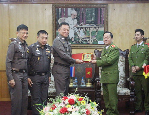 Trung tướng, GS.TS Nguyễn Xuân Yêm tặng quà lưu niệm cho Đoàn đại biểu Học viện Cảnh sát Hoàng gia Thái Lan